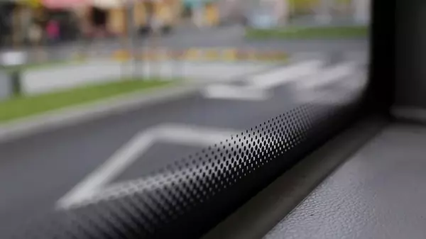 Черные точки на лобовом стекле авто: для чего они нужны и что это такое