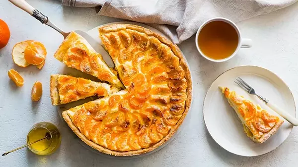 Шарлотка с мандаринами: рецепт эффектной выпечки