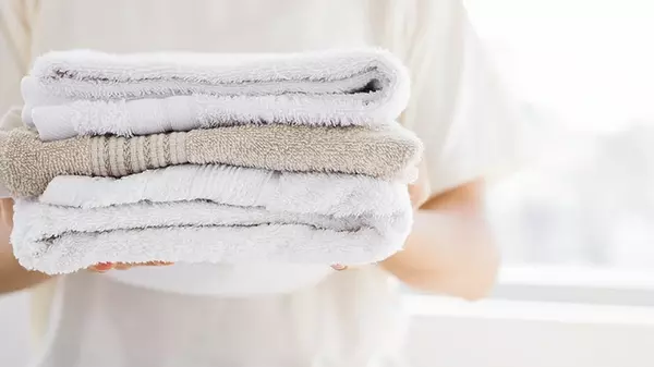 Одна стопка этой жидкости вернет мягкость полотенцам: нужно влить во время стирки