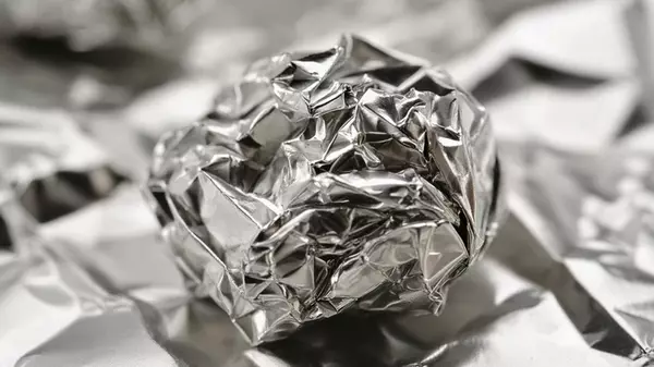 Что можно и чего нельзя делать с фольгой: эксперты указали на важные нюансы