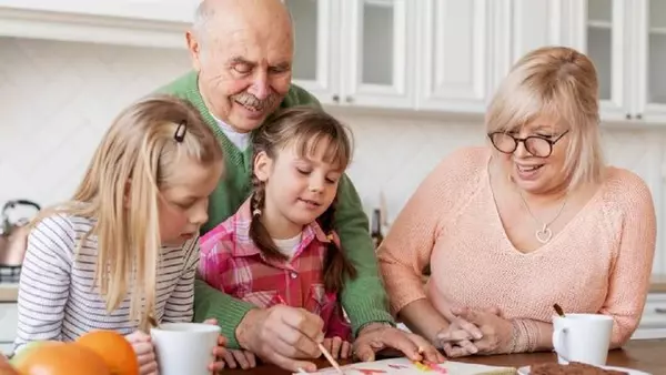 5 знаков Зодиака, которые становятся лучшими бабушками и дедушками