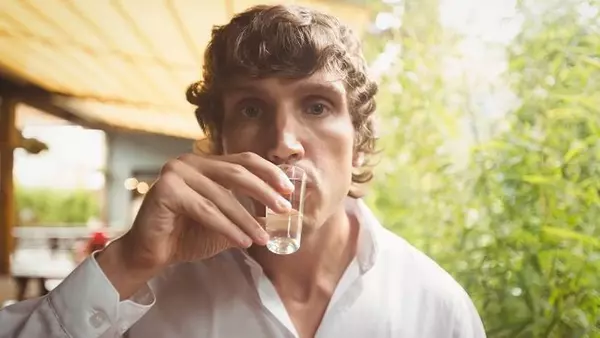 Этот симптом на лице после алкоголя может указывать на серьезную болезнь: о чем идет речь