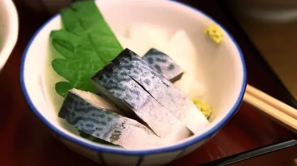 Всего два ингредиента: как в домашних условиях засолить вкуснейшую скумбрию