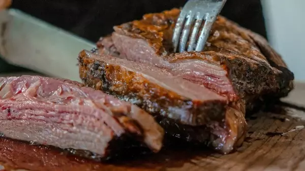 Так готовят в ресторанах: как сделать стейк более сочным и вкусным