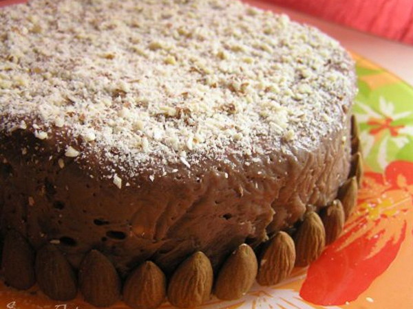 Шоколадный торт-тянучка с курагой и орехами без выпечки (рецепт)