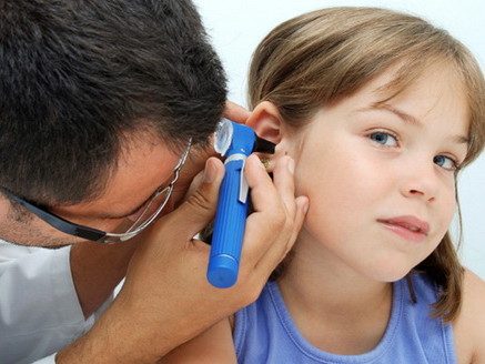 ​Боль в ухе у ребенка: возможные причины, лечение и профилактика