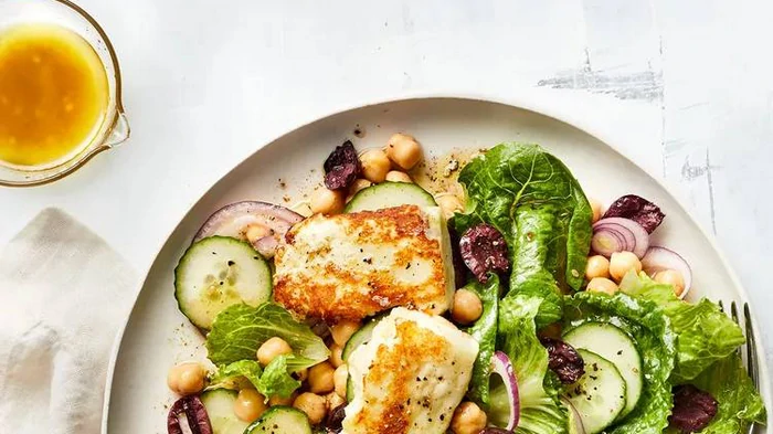 Салат с сыром Халлуми на гриле