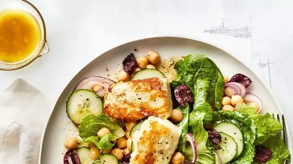 Салат с сыром Халлуми на гриле