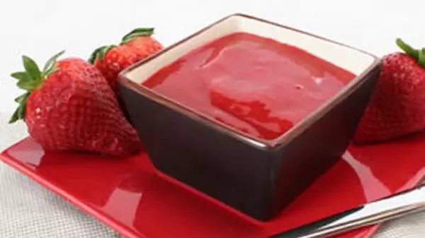 Понравится всем: рецепт восхитительного клубничного соуса