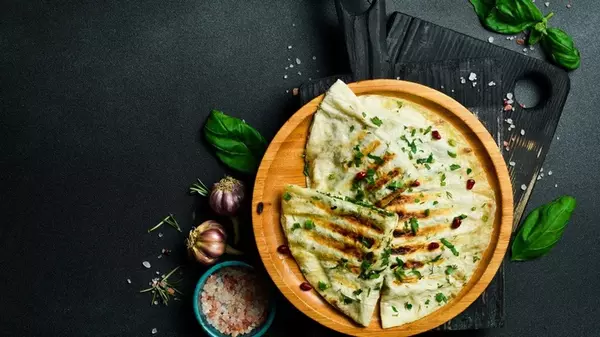 Лаваш с сыром и зеленью на сковороде: рецепт закуски на скорую руку