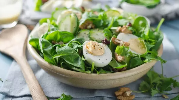 Салат из свежих огурцов яйца и сыра: рецепт легкого летнего блюда