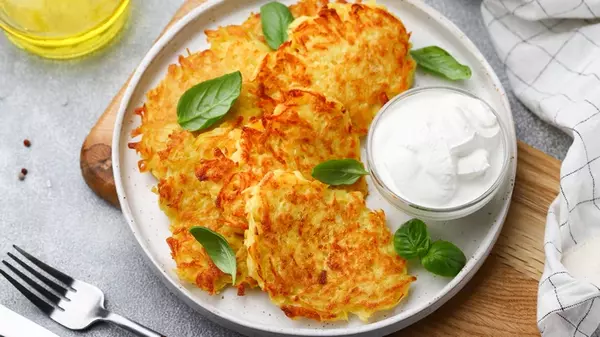 Хрустящие снаружи, сочные внутри: 2 «секрета», как приготовить идеальные драники