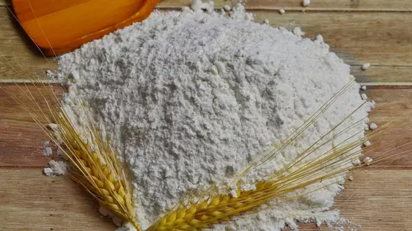 Зачем опытные кулинары оставляют металлическую ложку в муке: хитрость, проверенная годами