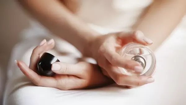 Распространенная привычка нанесения парфюма, которая вдвое сокращает стойкость аромата