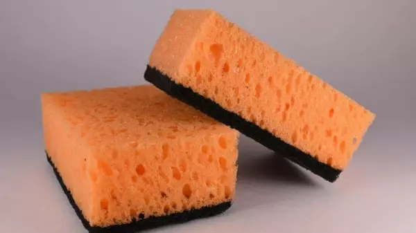 Как обычные кухонные губки помогут при отсутствии электроснабжения: вы бы и не догадались