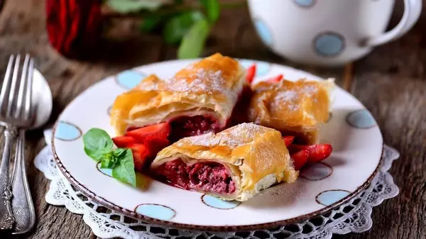 Штрудель с клубникой из слоеного теста: простой рецепт