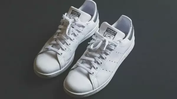 Эффективный способ, о котором мало кто знает: как очистить с белых кроссовок даже въевшуюся грязь