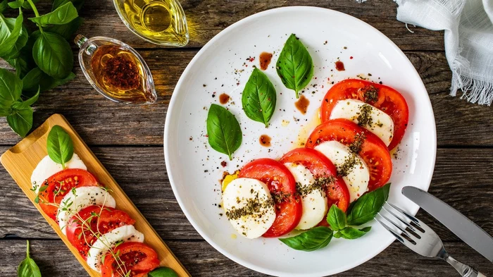 Летняя классика: рецепт салата из помидоров, сыра и базилика