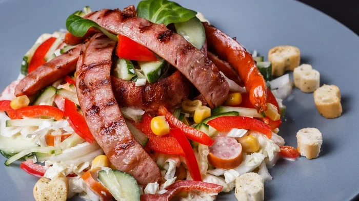 Рецепт салата с колбасой, кукурузой, огурцами, яйцами и сухариками