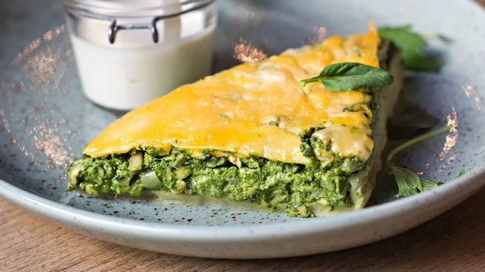 Как приготовить заливной пирог со шпинатом и яйцами