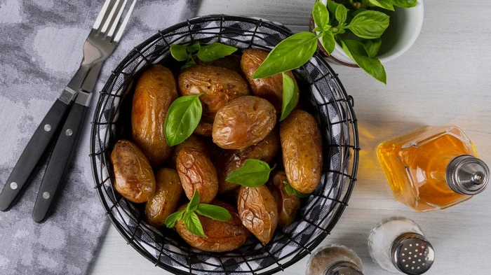 Молодой картофель запеченный в рукаве: рецепт роскошного гарнира