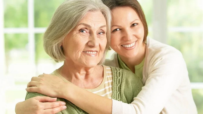 Назван точный возраст, когда люди начинают превращаться в своих родителей