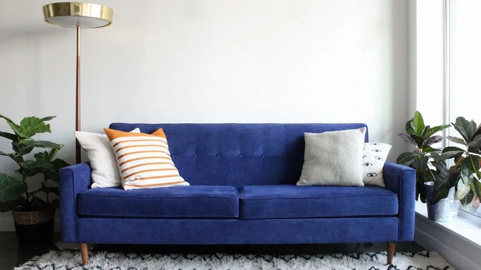 Как правильно почистить замшевый диван
