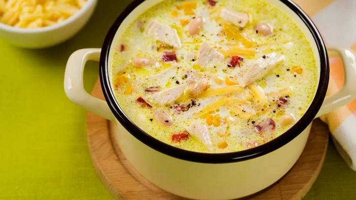 Суп с копченой курицей и плавленым сыром: необычный рецепт
