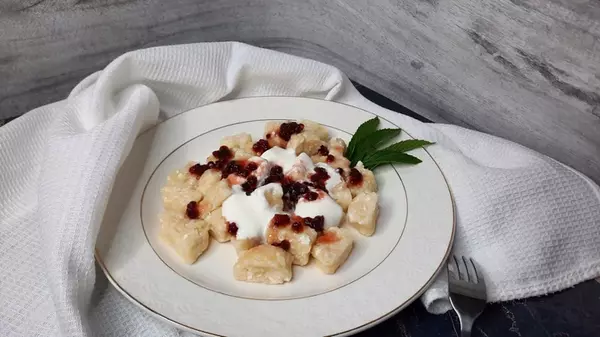 Вареники в кокосово-шоколадном соусе: рецепт вкусного завтрака