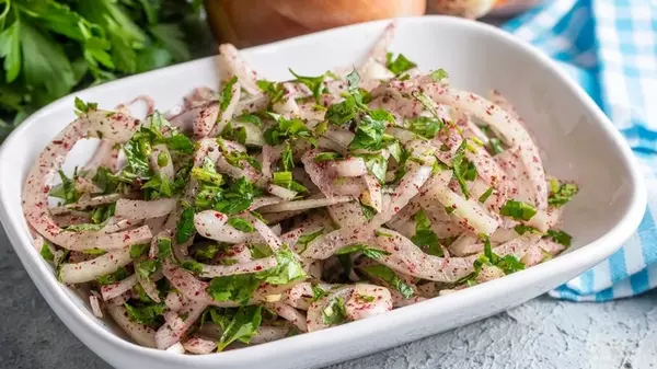 Маринованный лук с кинзой и кетчупом: рецепт закуски, которая идеально дополнит шашлык