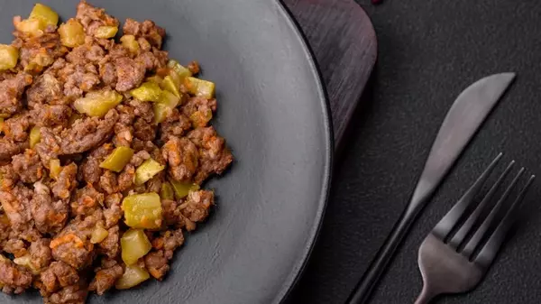 Кабачки с фаршем томатной пастой и овощами: простой сезонный рецепт