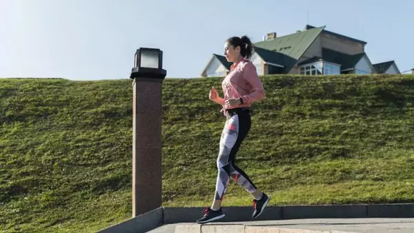 Делайте эти 5 вещей во время ходьбы, чтобы сжечь жир и накачать мышцы