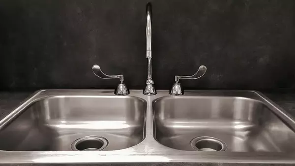 Чем почистить раковину из нержавеющей стали, чтобы она блестела, как новая