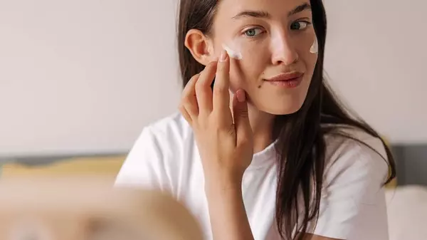 Солнцезащитный крем с прошлого года: экономия или риск для здоровья?