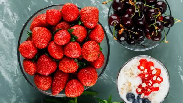 Что лучше есть — черешню или клубнику? Названа более полезная ягода