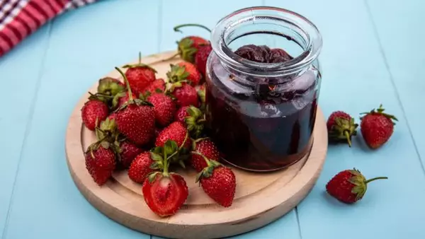 Тает во рту: рецепт вкусного варенья из целой клубники