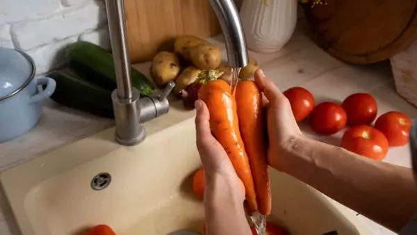 Надо ли мыть овощи горячей водой: вся правда и мифы