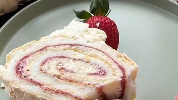 Легкий, как облачко: рецепт нежного меренгово рулета с клубникой