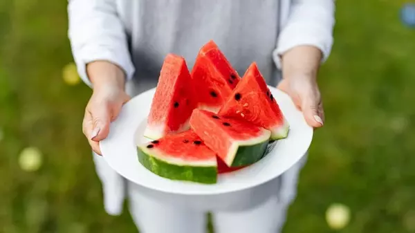 Как узнать еще в магазине, что арбуз сладкий и спелый: 3 лайфхака, о которых никто не знает