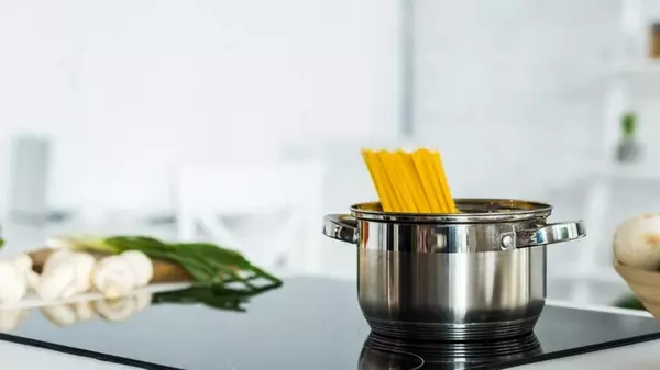 Почему не надо выливать воду из макарон: шеф-повар поделился гениальным лайфхаком