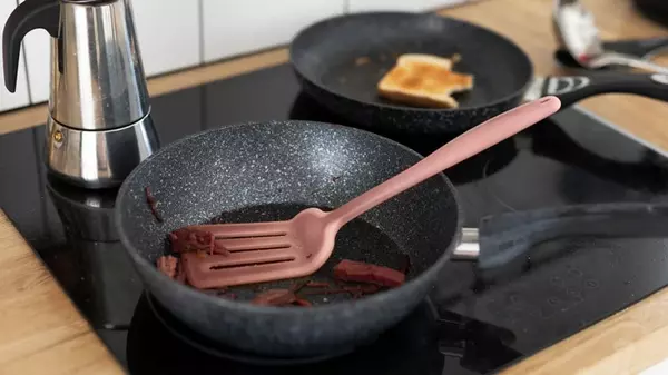 Залейте 2 пакетика кипятком — и сковородка будет, как новая: жир и вековой нагар сойдут сами