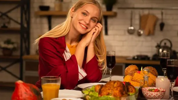 Эксперт по долголетию назвал идеальное время для ужина, чтобы улучшить здоровье и сон