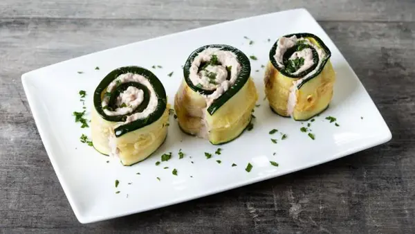 Рулетики из кабачков с сыром: простая идея для легкого и вкусного ужина