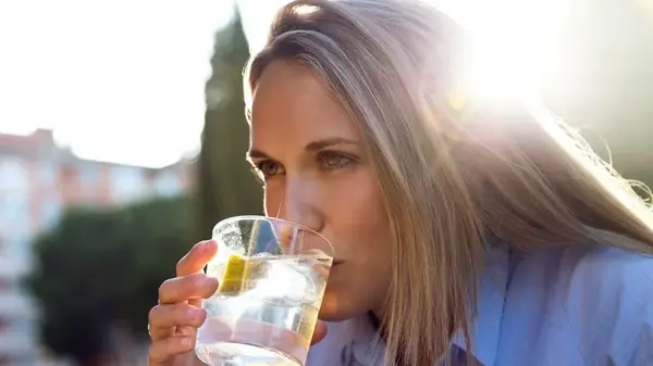 Какие напитки категорически нельзя пить летом: они закупоривают сосуды и повышают давление