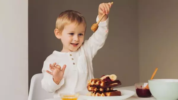 Назван продукт, который категорически нельзя давать детям до 1 года: вот почему