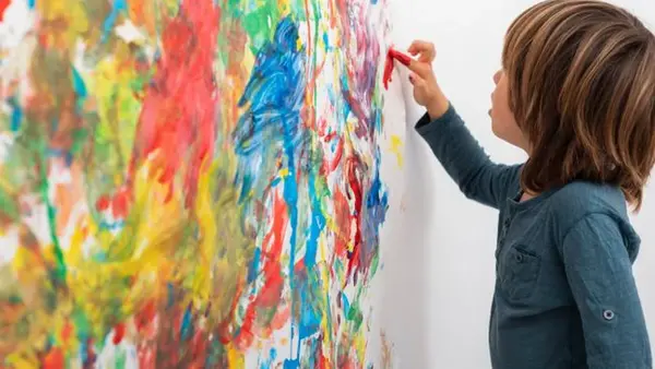 Ребенок рисует на стенах? Вот 10 способов оттереть ручку с обоев