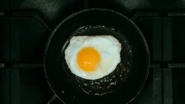 Доставайте заранее из холодильника: повара рассказали, почему нельзя жарить холодные яйца