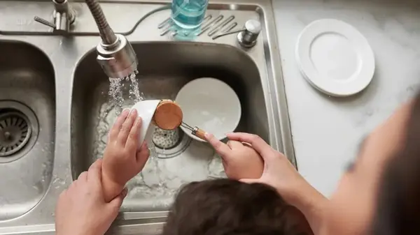 Как американцы моют посуду: почему в США не используют губку