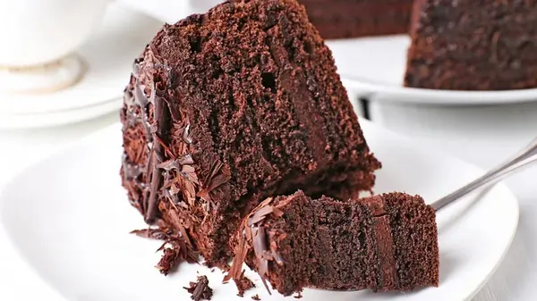 Шоколадный торт, который не заставит ждать: кулинар раскрыла легкий и быстрый рецепт