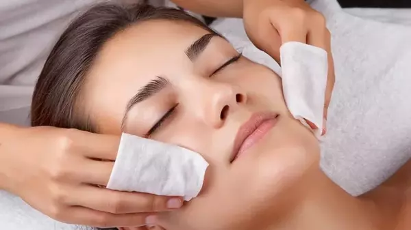 Чистку лица можно делать не всем: вот кому она противопоказана